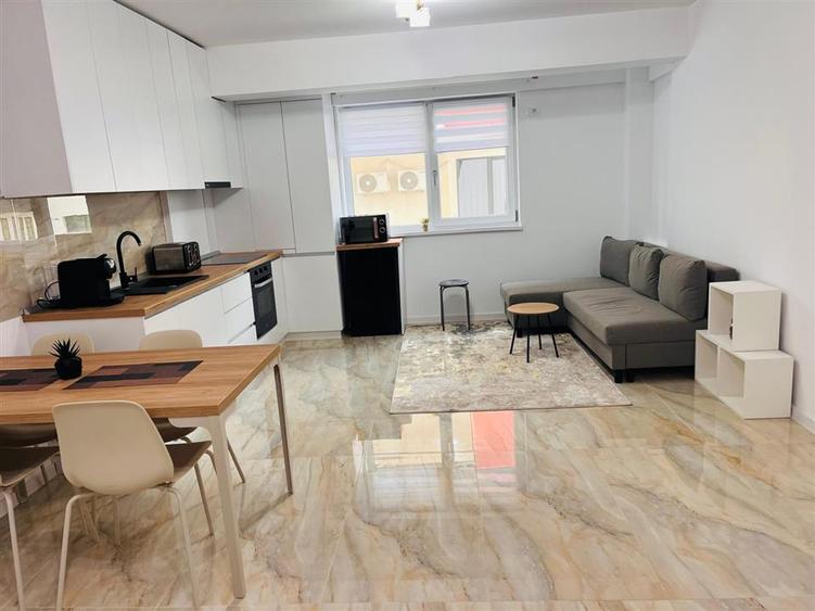 Apartament cu 2 camere semidecomandat, mobilat în Calea București