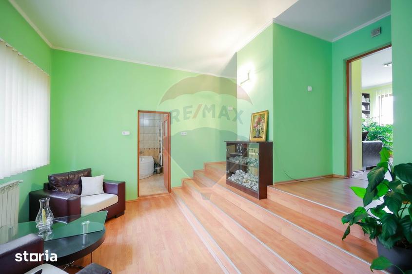 Casă cu 7 camere cu Teren 153 Mp în Central