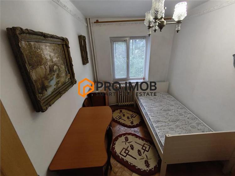 Apartament cu 3 camere semidecomandat, mobilat în 1 Decembrie