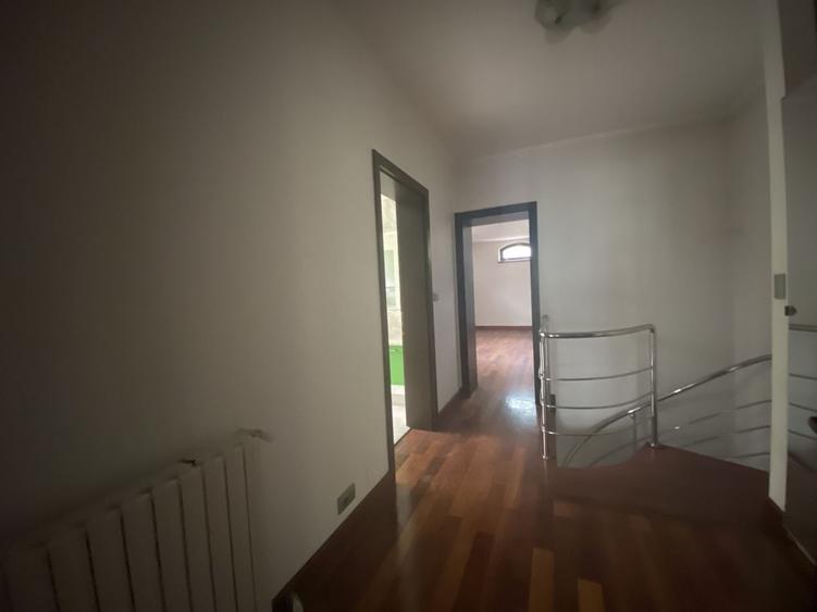 Casă individuală cu 11 camere cu Canalizare în Sisești