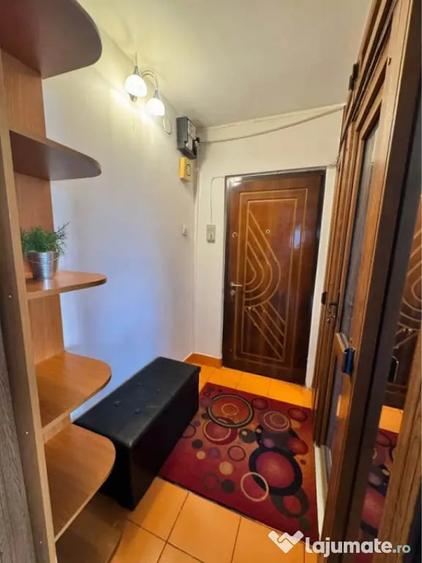 Apartament cu 3 camere semidecomandat în Craiovița Nouă