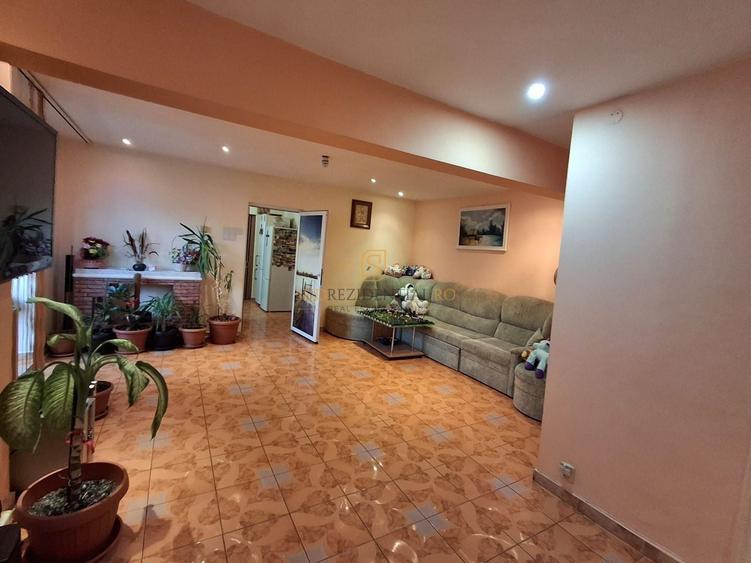 Apartament cu 4 camere decomandat, mobilat în Berceni