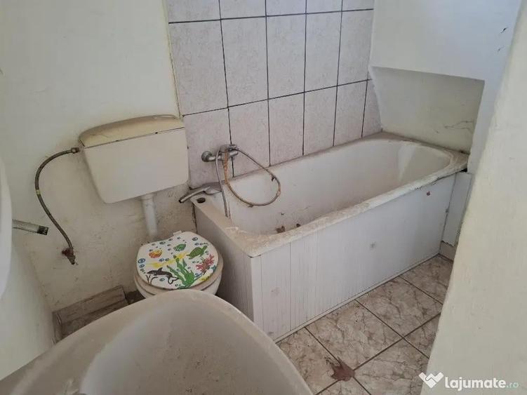 Apartament cu 3 camere semidecomandat în Central