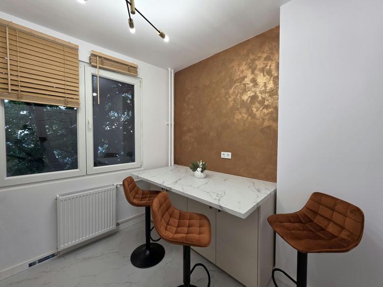 Apartament cu 3 camere semidecomandat în Bucur Obor