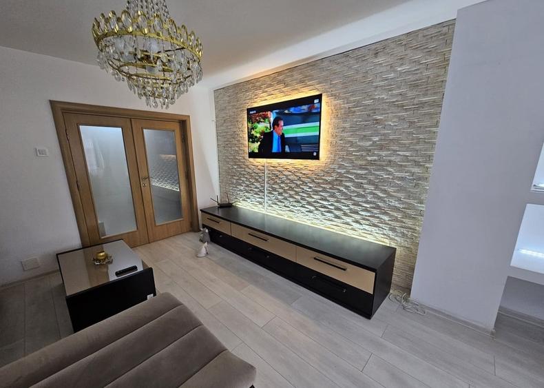 Apartament cu 3 camere decomandat, mobilat în Decebal