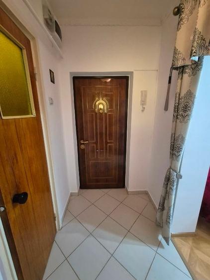 Apartament cu 3 camere decomandat, mobilat în Berceni