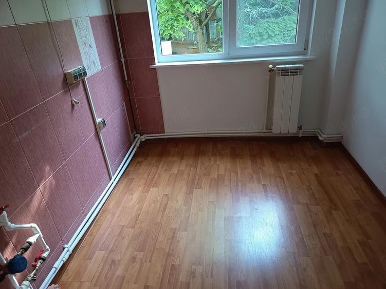 Apartament cu 3 camere semidecomandat în Micro 17