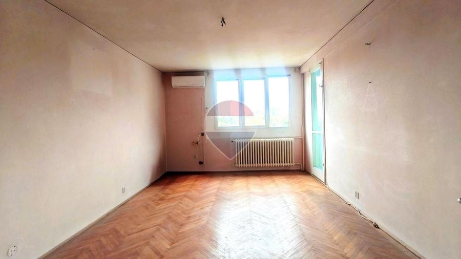 Apartament cu 4 camere semidecomandat în Titan