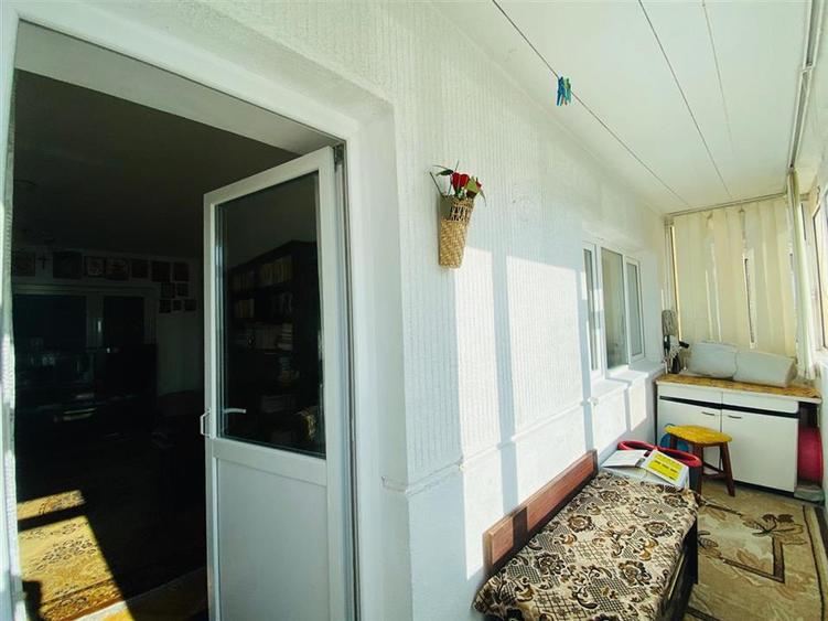 Apartament cu 3 camere semidecomandat, mobilat în Central