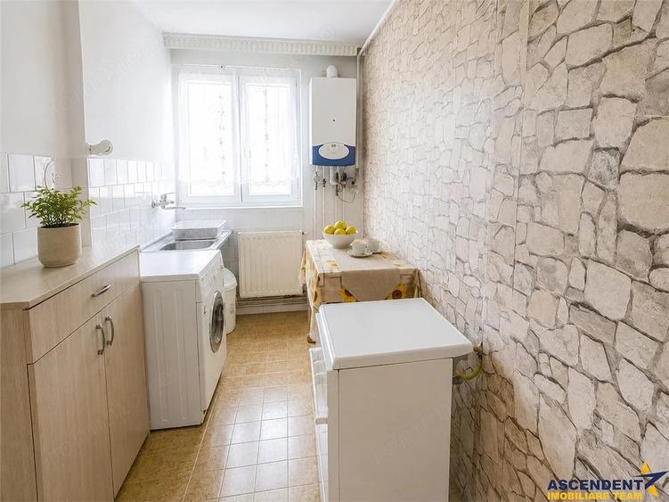 Apartament cu 3 camere decomandat în Cornișa