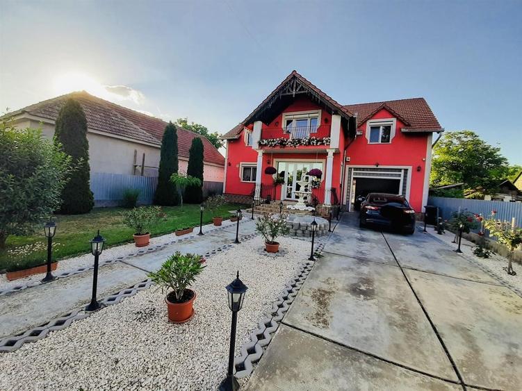 Casă cu 3 camere cu Teren 896 Mp în Roșiori