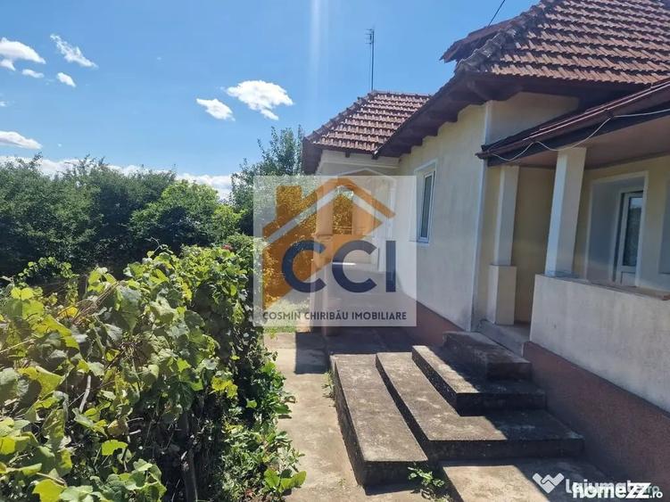 Casă cu 5 camere cu Teren 10426 Mp în Est