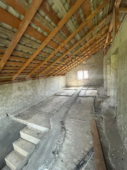 Casă individuală cu 4 camere cu Canalizare în Lazuri