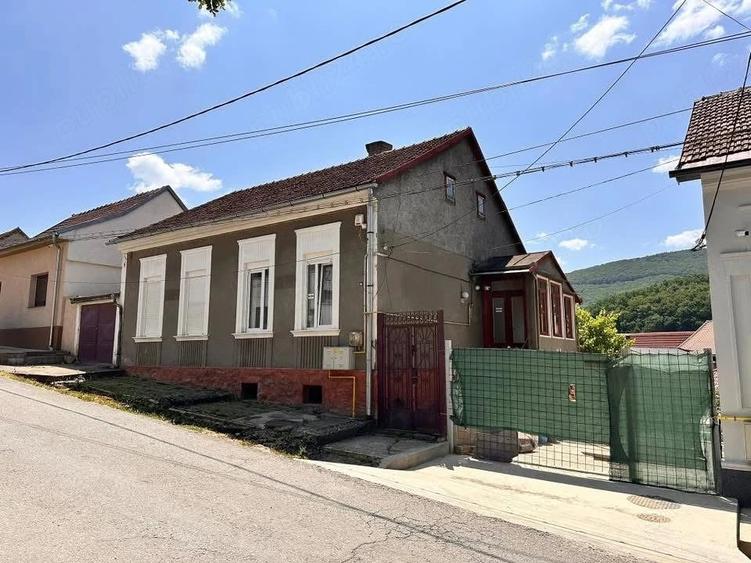 Casă cu 4 camere cu Teren 339 Mp în Muncitoresc