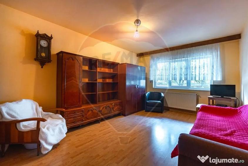 Apartament cu 3 camere decomandat în Tractorul