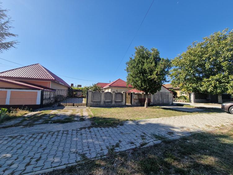 Casă cu 4 camere cu Garaj în Cogealac