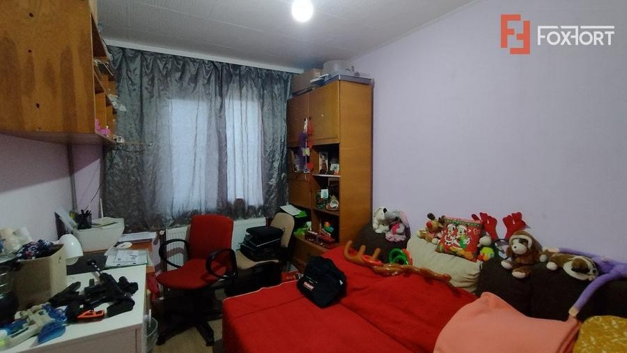 Apartament cu 4 camere semidecomandat, mobilat în Dacia