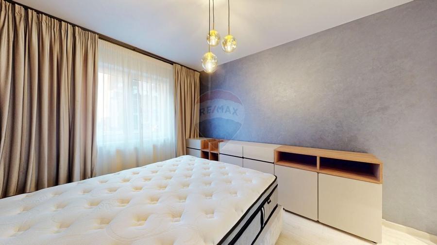 Apartament cu 3 camere decomandat în Tractorul