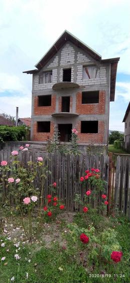 Casă cu 4 camere în Sângeru