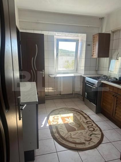 Apartament cu 3 camere decomandat, mobilat în Nicolina