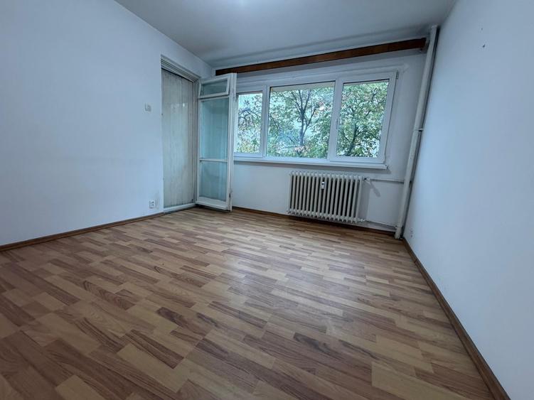 Apartament cu 3 camere semidecomandat în Titan