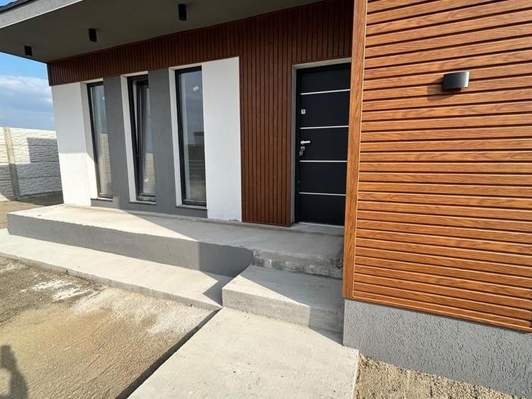 Casă individuală cu 4 camere cu Teren 400 Mp în Cârcea