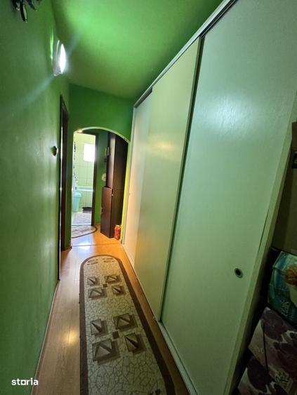 Apartament cu 3 camere semidecomandat în Craiovița Nouă