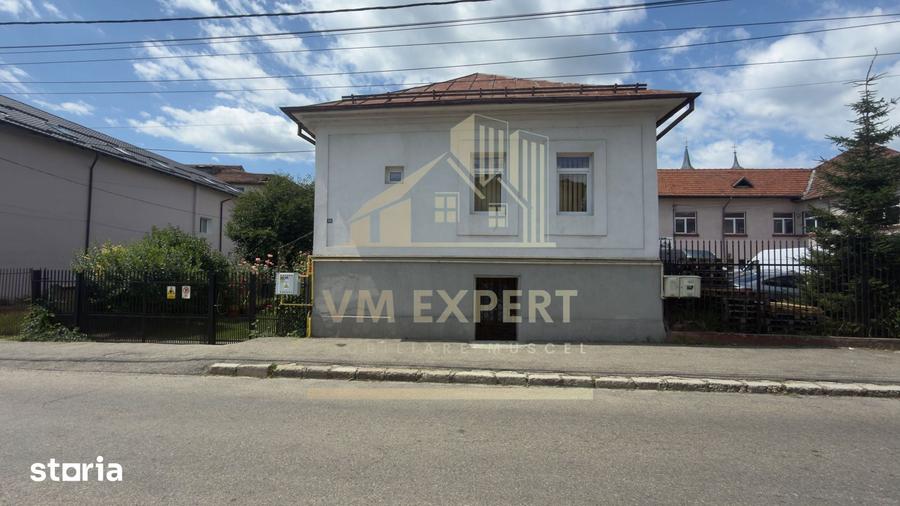 Casă cu 6 camere cu Teren 456 Mp în Ultracentral