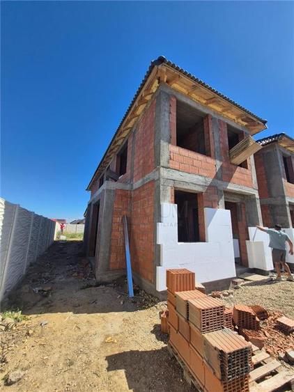 Duplex cu 4 camere cu Canalizare în Moșnița Nouă