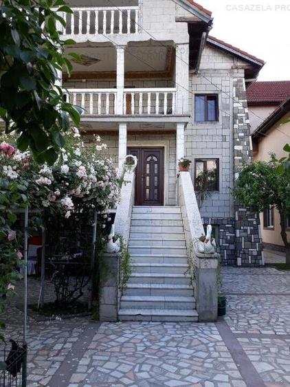 Casă cu 9 camere cu Garaj în Central