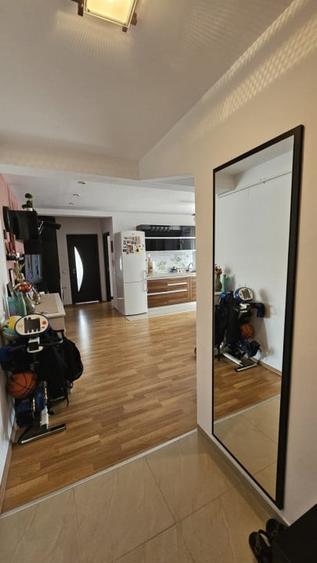 Apartament cu 3 camere semidecomandat, mobilat în Florești — fotografia 1