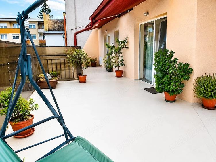 Apartament cu 4 camere decomandat în Est