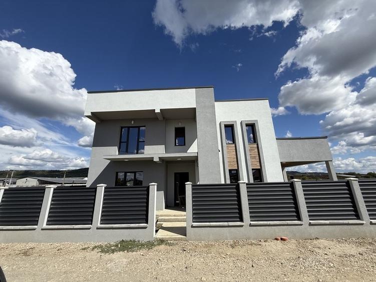 Casă cu 4 camere în Ștefănești