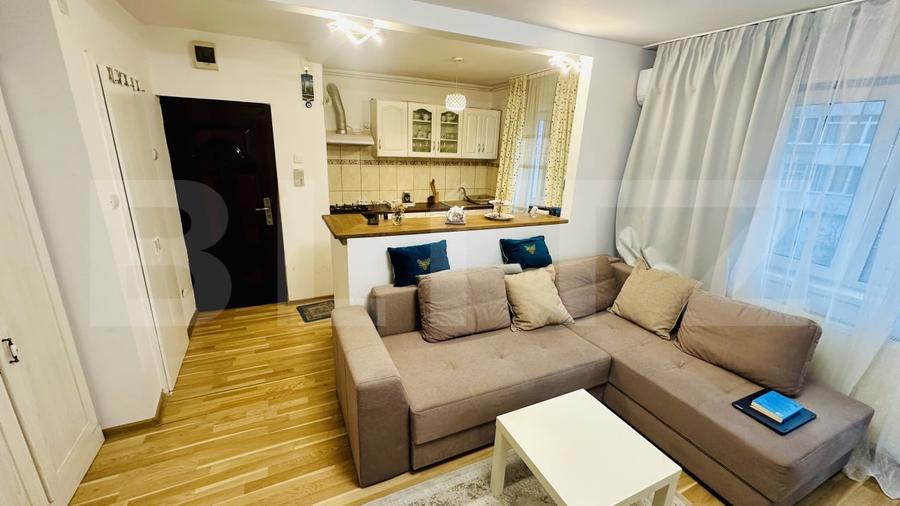 Apartament cu 2 camere semidecomandat, mobilat în Piața Centrală