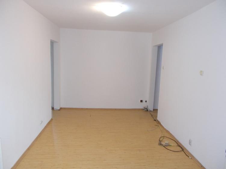 Apartament cu 3 camere semidecomandat în Șagului