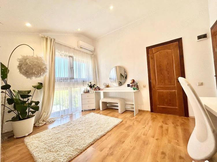 Casă cu 8 camere cu Teren 903 Mp în Odăile