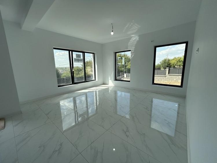 Duplex cu 4 camere cu Canalizare în Vișani