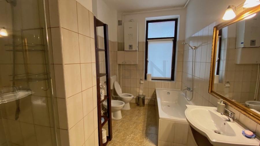 Apartament cu 7 camere semidecomandat, mobilat în Capitale