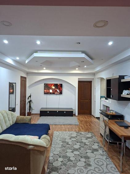 Apartament cu 3 camere, mobilat în Central — fotografia 1