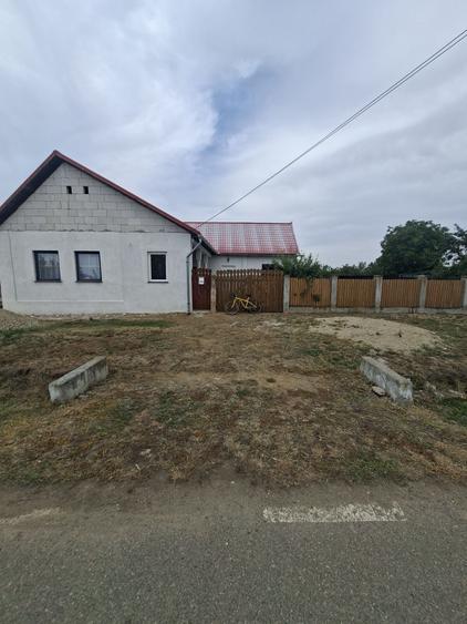 Casă cu 3 camere în Fiscut