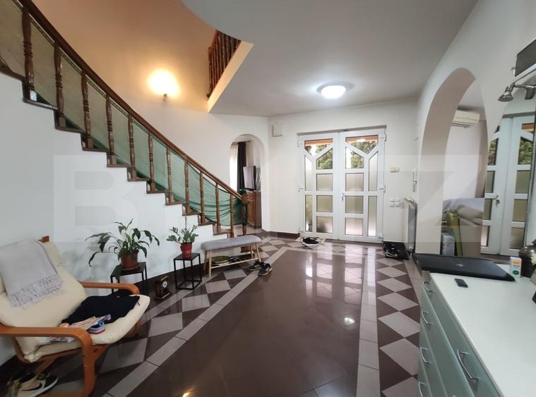 Casă individuală cu 8 camere cu Canalizare în Titulescu