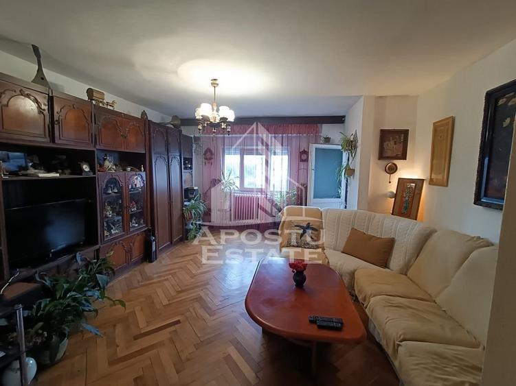 Apartament cu 4 camere decomandat, mobilat în Aradului