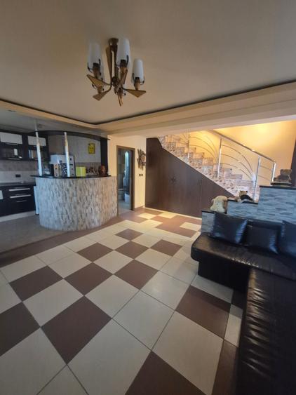 Duplex cu 8 camere cu Teren 1000 Mp în Năvodari