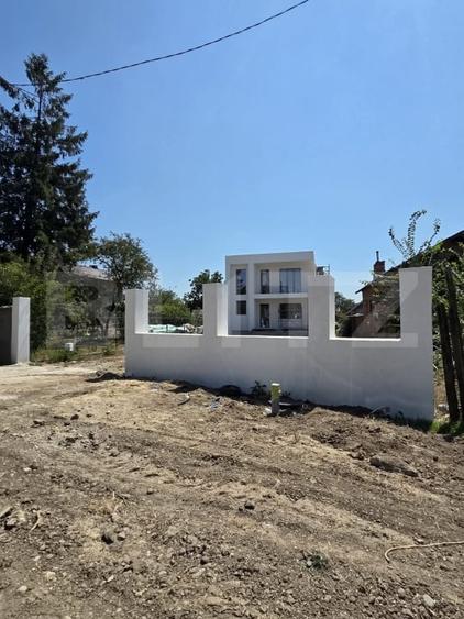 Casă individuală cu 6 camere cu Canalizare în Brezoaia