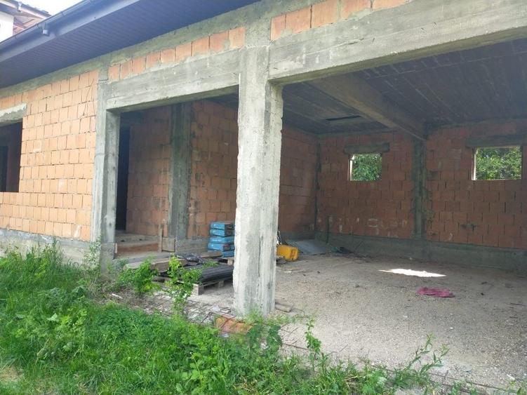 Casă individuală cu 10 camere cu Canalizare în Moara Vlăsiei