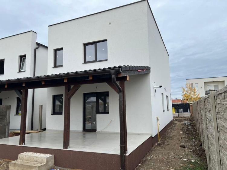 Duplex cu 3 camere cu Canalizare în Bucovăț (Dumbrava)