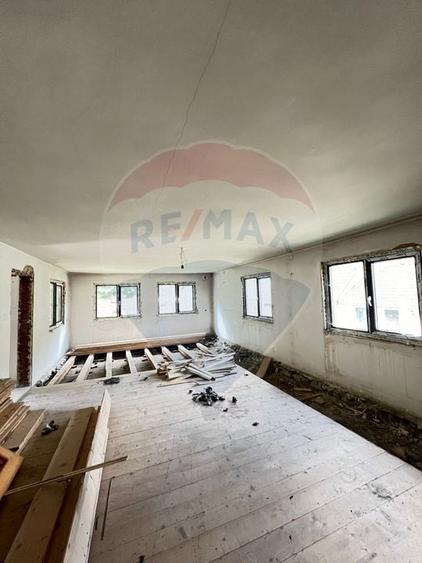 Casă individuală cu 7 camere cu Teren 859 Mp în Mădei