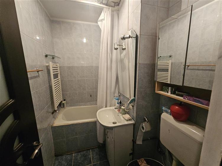 Apartament cu 3 camere semidecomandat, mobilat în Micro II