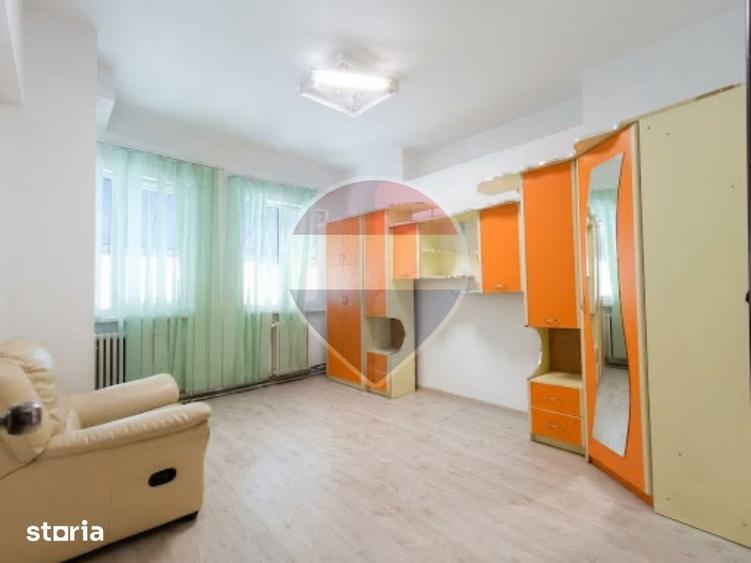 Apartament cu 5 camere semidecomandat în Cișmigiu