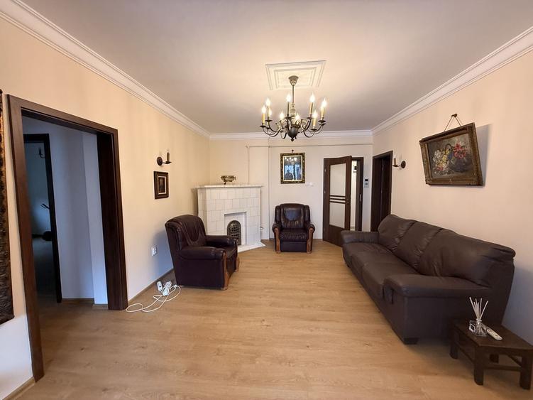 Apartament cu 4 camere semidecomandat în Primăverii